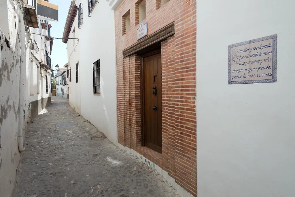 Casa Bombo Bed and Breakfast Granada 3*,